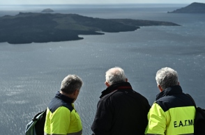 Κλιμάκιο του ΕΑΓΜΕ κατά τη διάρκεια αυτοψίας στη Σαντορίνη