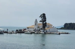 Η μονή της Παναγίας των Βλαχερνών απέναντι από το Ποντικονήσι