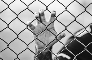 ανδρας πιανει καγκελα