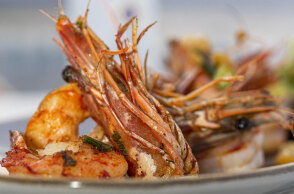 Το OUZO 1954 ταιριάζει στο ελληνικό καλοκαίρι