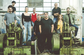 Ο Βασίλης Μπισμπίκης και η θεατρική ομάδα Cartel