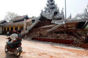 κατεστραμμενη παγοδα, μηχανακι, αναβατες