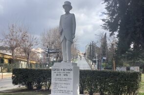 το άγαλμα του Βιζυηνού στις 40 Εκκλησιές