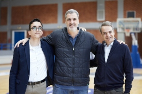 Ο Παναγιώτης Τζαβέλλας με τον προπονητή Νίκο Οικονόμου και τον Πρωθυπουργό Κυριάκο Μητσοτάκη