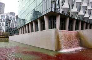 κοκκινη μποδια, συντριβανι