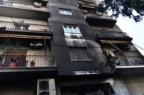 Εξάρχεια: «Οι φλόγες από τα καμένα αυτοκίνητα έφτασαν στα μπλακόνια» – 