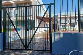 σχολειο, αυλη, καγκελα