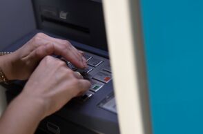 Από τις 11 Αυγούστου οι αναλήψεις σε ΑΤΜ τραπεζών χωρίς προμήθεια