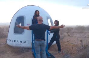 Διάστημα: Viral o Τζεφ Μπέζος που περίμενε έξω από την κάψουλα την Λορέν Σάντσεζ με ανοιχτή αγκαλιά 