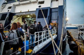 Εκδρομείς του Πάσχα επιβιβάζονται σε πλοίο