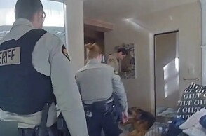 Τζιν Χάκμαν: Συγκινεί το βίντεο με τον σκύλο να στέκεται δίπλα στο άψυχο σώμα της Μπέτσι Αρακάουα