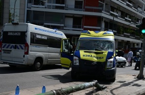 Ασθενοφόρο συγκρούστηκε με ΙΧ και έπεσε σε κολώνα στο κέντρο της Αθήνας