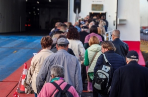 επιβατες επιβιβαζονται σε πλοιο