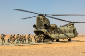 στρατιωτες επιβιβαζονται σε ελικοπτερο