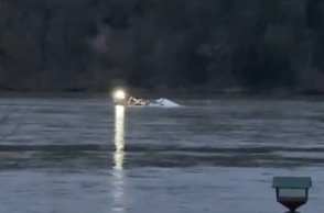 συντριμμια απο πτωση αεροπλάνου σε ποταμι