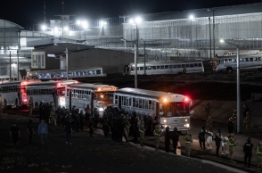 φυλακισμενοι, λεωφορεια, φυλακες, φρουροι