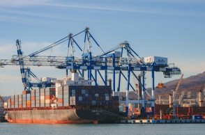 πλοιο φορτωνοι κοντεινερς σε λιμανι