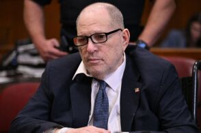 Χάρβεϊ Γουάινσταϊν: Όσο οι γυναίκες αντιστέκονταν, τόσο πιο παρεμβατικός γινόταν - Αντιμετωπίζει νέες κατηγορίες για σεξουαλική κακοποίηση