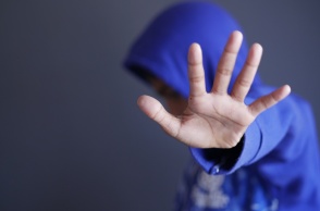 Αγόρι προτάσσει τα χέρια του για να αποφύγει τον ξυλοδαρμό