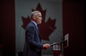 Explainer: Πώς ο Τραμπ κατέστησε δυνατή τη νίκη του Κάρνεϊ στον Καναδά 