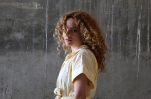 Η Εύα Οικονόμου-Βαμβακά, καλλιτεχνική διευθύντρια του ΔΗΠΕΘΕ Καβάλας, σκηνοθετεί το «Λίβινγκ Ρουμ» στο Θέατρο Τέχνης