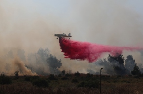 αεροσκαφος ψεκαζει για πυρκαγιες