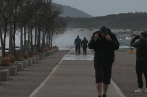 βροχη, ανεμος, περαστικοι, λιμανι