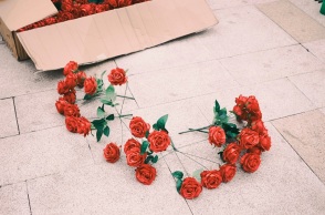 Φρίκαρε μια γυναίκα όταν έλαβε λουλούδια από τον άνδρα της που είχε αυτοκτονήσει 