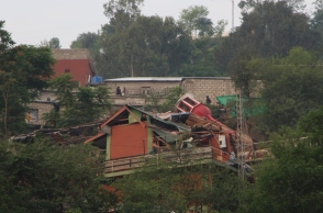 κατεστραμμένα σπίτια , δεντρα