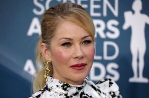 Η Κριστίνα Άπλγκεϊτ αποκαλύπτει ότι δεν βγαίνει πια από το σπίτι λόγω της σκλήρυνσης κατά πλάκας - Περιγράφει τον πόνο που βιώνει ως «ανυπόφορο και μόνιμο».