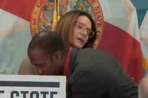 ΗΠΑ: Γερουσιαστής κατέρρευσε την ώρα της ομιλίας της - Βίντεο