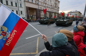 στρατιωτικη παρελαση, σημαιες, κοσμος, τανκς