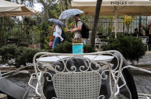 πεζοι, ομπρελες, καθισματα