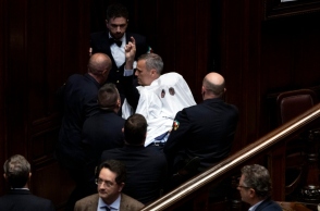 βουλευτής ντύθηκε… φάντασμα στο ιατλικο κοινοβουλιο