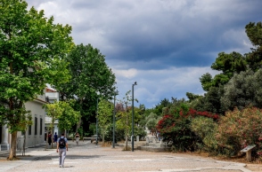 πολη, ουρανος, περαστικοι, συννεφα