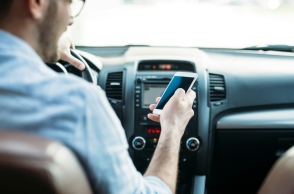 οδηγος με κινητο στο χερι