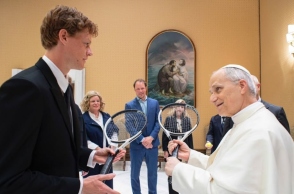 Ο Ιταλός τενίστας Γιανίκ Σίνερ με τον Πάπα Λέοντα ΙΔ' στο Βατικανό