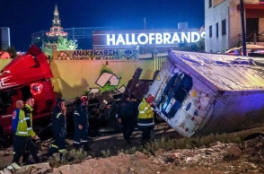 τροχαιο, φορτηγο, συντριμια, πυροσβεστες, οχηματα, περαστικο 