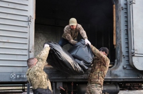 στρατιωτες μεταφερουν πτωμα