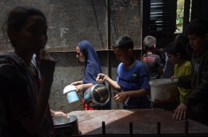 κατοικοι Γαζας σε ερείπια