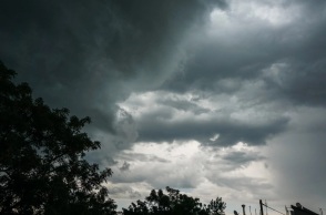 συννεφα, ουρανος, δεντρα