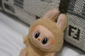 «Σκοτωμός» στη Βρετανία για τα «viral» κουκλάκια Labubu