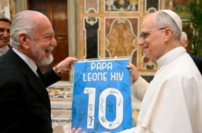 Ο Πάπας Λέων ΙΔ’ με εκπρόσωπο της ποδοσφαιρικής ομάδας της Νάπολης