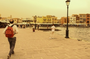 Αφρικανική σκόνη στην Κρήτη, λιμανι, περαστικοι