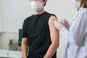 γιατρος εμβολιαζει ασθενη