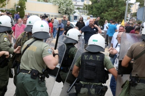 Οδηγοι ταξι συγκρούονται με τα ΜΑΤ