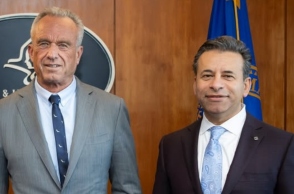 Ο Υπουργός Υγείας των ΗΠΑ, Ρόμπερτ Φ. Κένεντι Τζούνιορ με τον επικεφαλής της FDA, Μάρτι Μακάρι