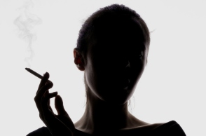 γυναικα καπνιζει