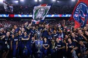 Παίχτες της Παρί Σεν Ζερμέν πανηγυρίζουν την κατάκτηση του Champions League 