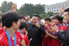 Βόρεια Κορέα: Λαθραίο κινητό αποκαλύπτει τον έλεγχο του καθεστώτος Κιμ Γιονγκ Ουν 